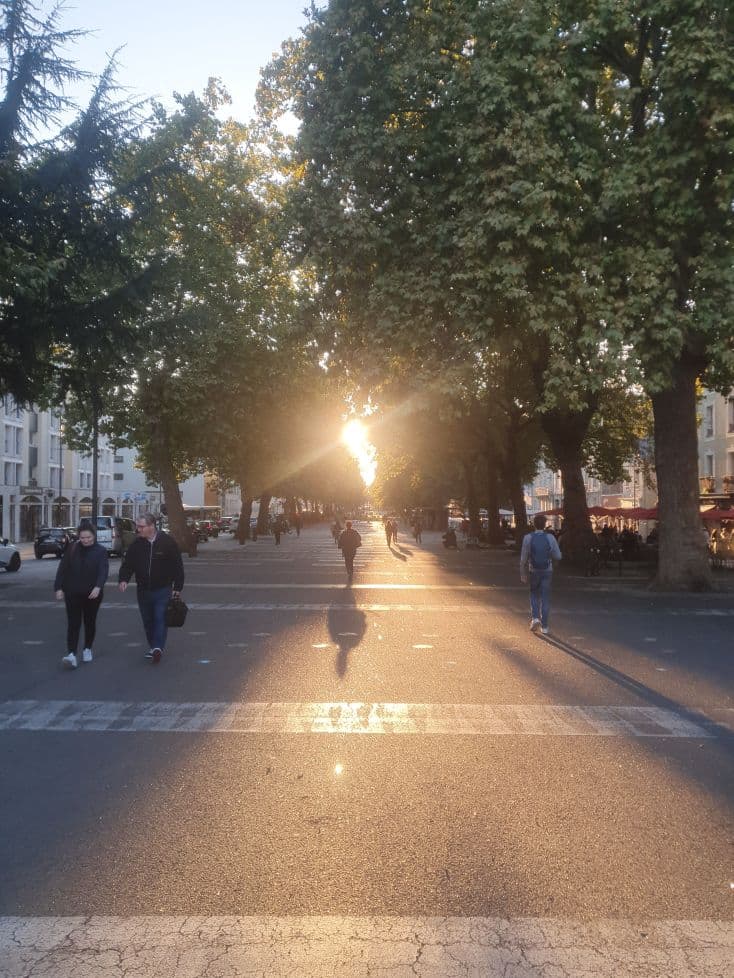 Image du mail François Miterrand, grande artère piétonne à Rennes entâchée par une cohabitation des cyclistes mal pensée.
